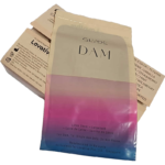 אריזת גלייד דאמס פתוחה עם דאם אחד מחוץ לאריזה