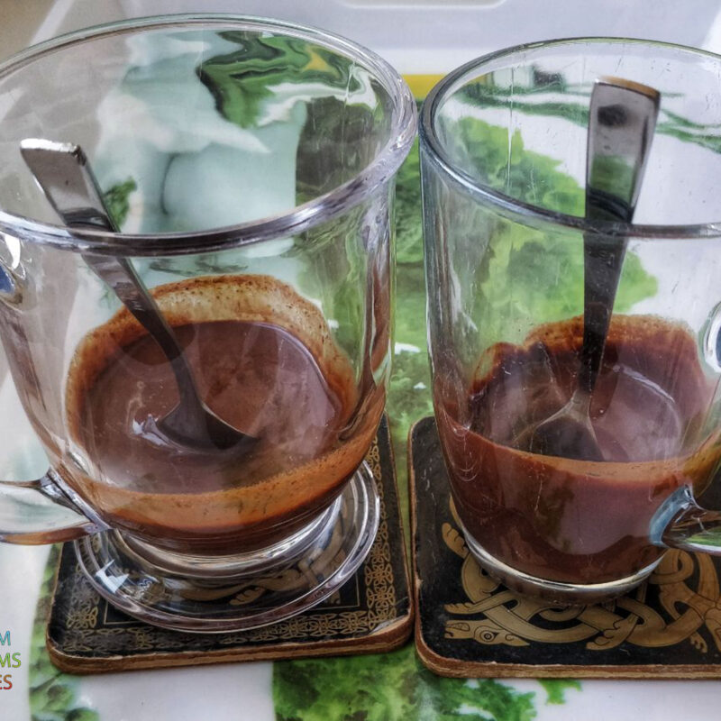 2 כוסות מוכנות לשתיה עם מנת שיקוי קקאו טקסי.