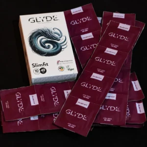אריזת קונדומים טבעוניים GLYDE Slimfit ברוחב 49 מ״מ – דגם צמוד במיוחד (Tight Fit) לצד עטיפות אישיות בצבע בורדו